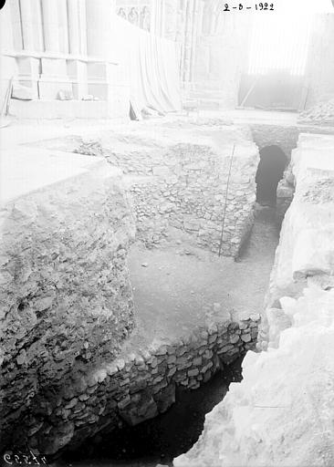 Fouilles montrant les fondations de la cathédrale actuelle, sous la pile sud-est de la tour nord