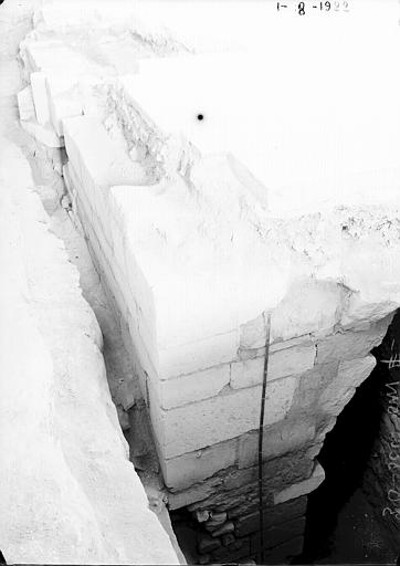 Fouilles, emplacement de la descente de la crypte