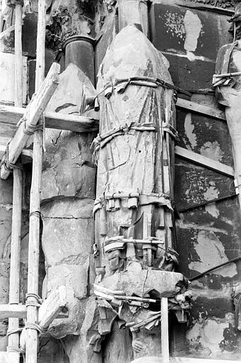 Ebrasement de gauche du porche, sous la tour nord, état des figures, avant restauration