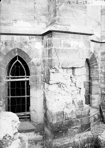 Chapelle, base d'un contrefort à l'est, avant restauration