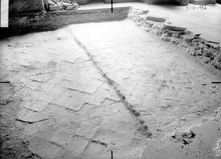 Salle du Tau, fouilles montrant les formes des carrelages successifs