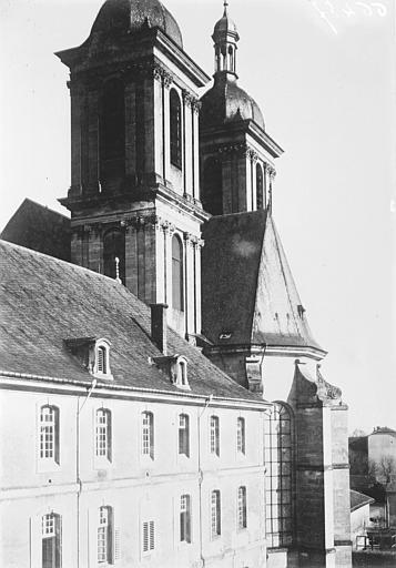 Eglise. Clocher et abside de la chapelle