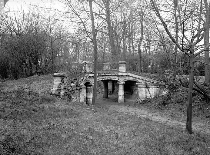 Petit pont dans le parc