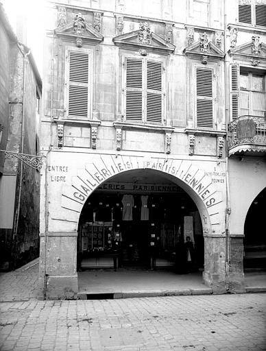 Arcade et fenêtres du premier étage