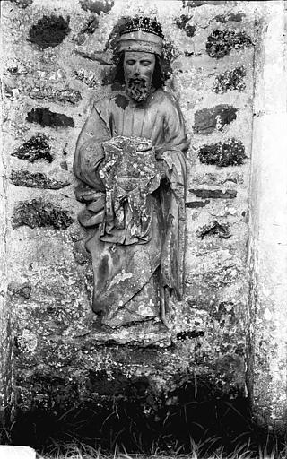 Statue de la Trinité encastrée dans le mur nord à l'extérieur