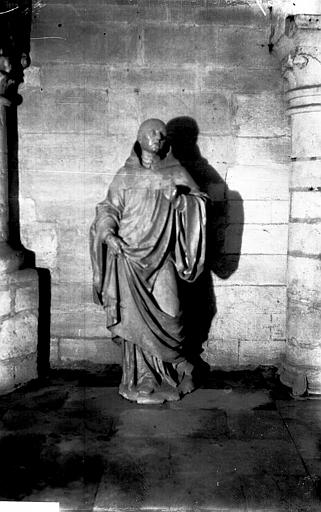 Statue de saint Robert, située dans la crypte