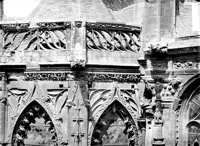 Balustrade de l'abside et partie supérieure d'une fenêtre