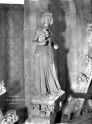 Salle des Pas-perdus, statue représentant Isabeau de Bavière ou Jeanne d'Armagnac