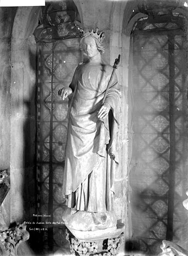 Salle des Pas-perdus, statue