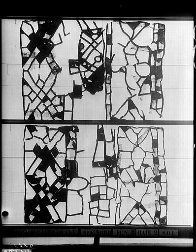 Vitrail, nef, côté nord, fenêtre 3, baie 2, panneau et débris au sol