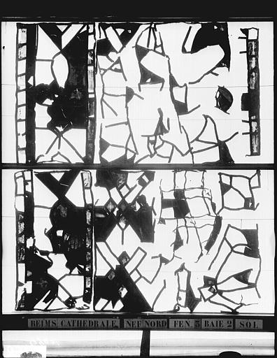 Vitrail, nef, côté nord, fenêtre 3, baie 2, panneau et débris au sol