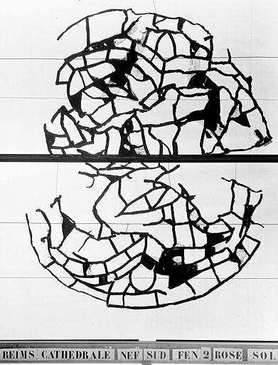 Vitrail, nef, côté sud, fenêtre 2, panneau et débris au sol