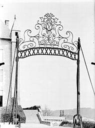 Pont-levis, grille