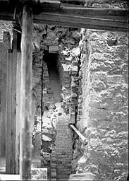 Chapelle, ancien mur décollé par les sections des conduits de fumée