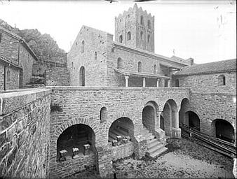 Eglise et cloître, au sud