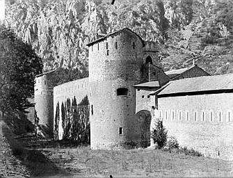 Tours et courtines adossées à l'église