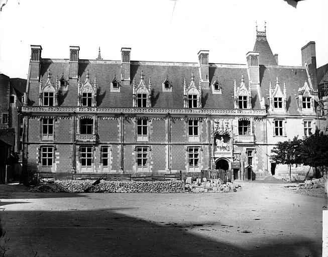 Façade Louis XII, sur la place