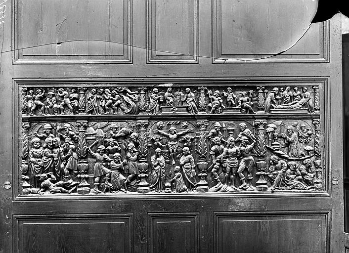 Bas-relief en bois peint encastré dans le dossier d'un banc d'oeuvre