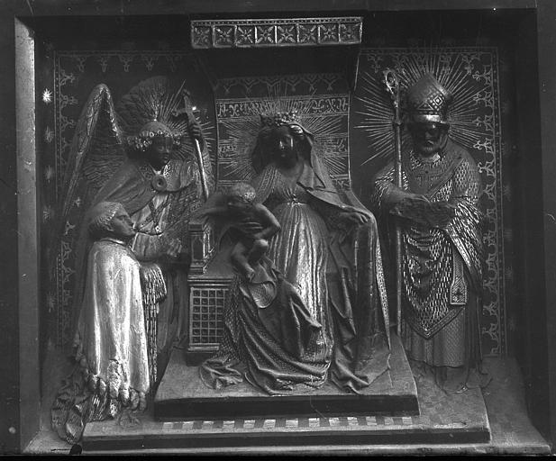 Monument funéraire : La Vierge à l'Enfant assise, le donateur, l'archange saint Michel et un évêque - © Ministère de la Culture (France), Médiathèque du patrimoine et de la photographie, diffusion RMN-GP