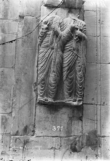 Haut-relief : Saint-Pierre et un saint