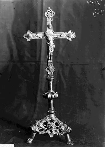 Crucifix sur pied, face