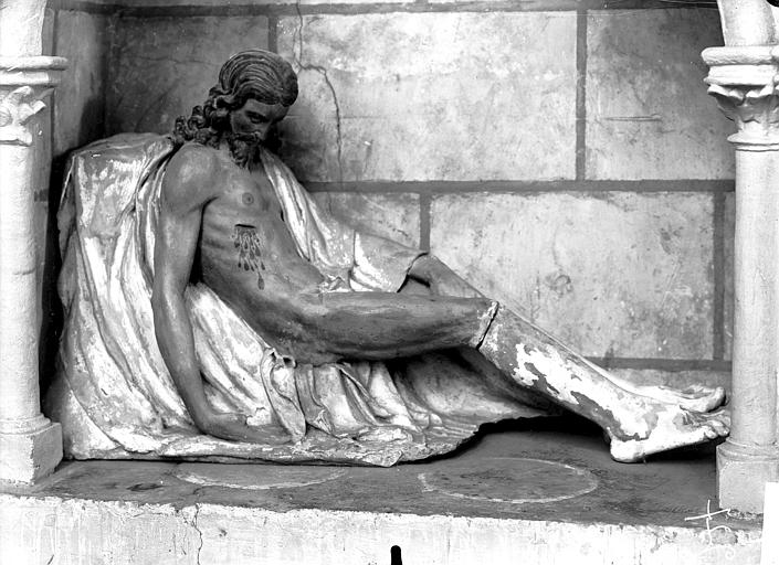 Statue du Christ mort