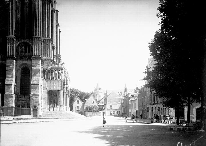 Porche sud et place