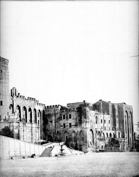 Façade sur la place (partie droite d'un panorama)