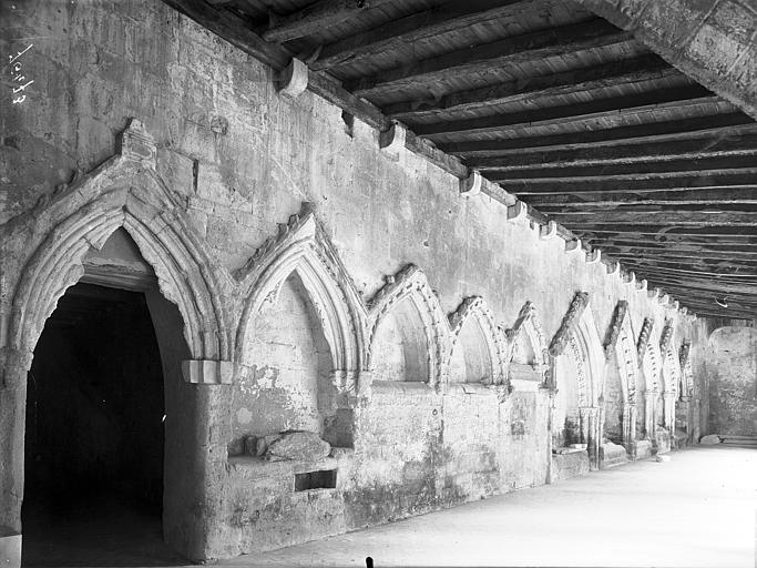 Cloître : mur d'arcatures