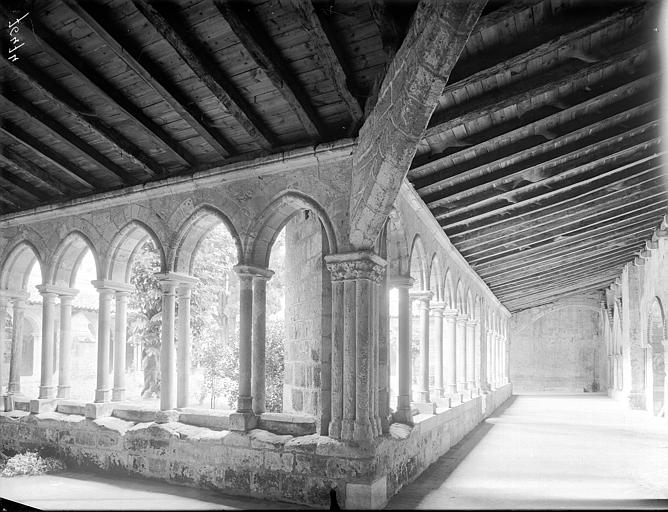 Cloître : galeries, vue d'angle