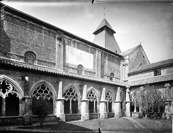 Vue générale prise de la cour