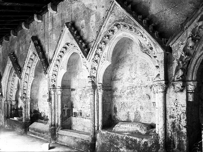 Cloître : tombeaux sous arcature