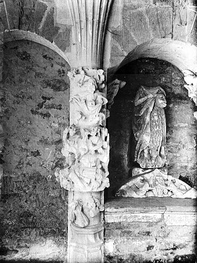 Cloître, pilier sculpté