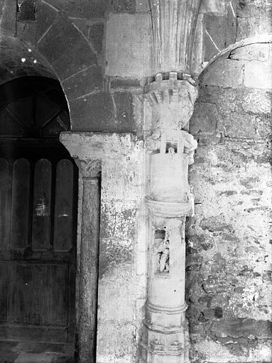 Cloître, pilier sculpté