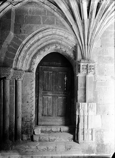 Cloître, porte et départ d'arcs