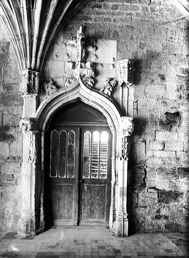 Cloître, porte et départ d'arcs