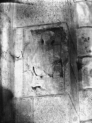 Cloître, pilier, bas-relief