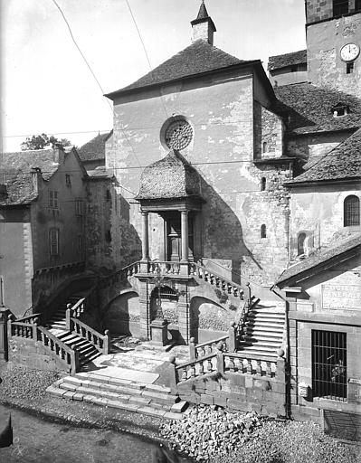 Façade et escalier d'entrée