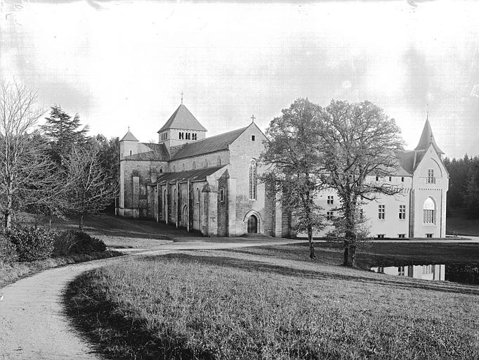 Eglise et bâtiment, côté nord-ouest