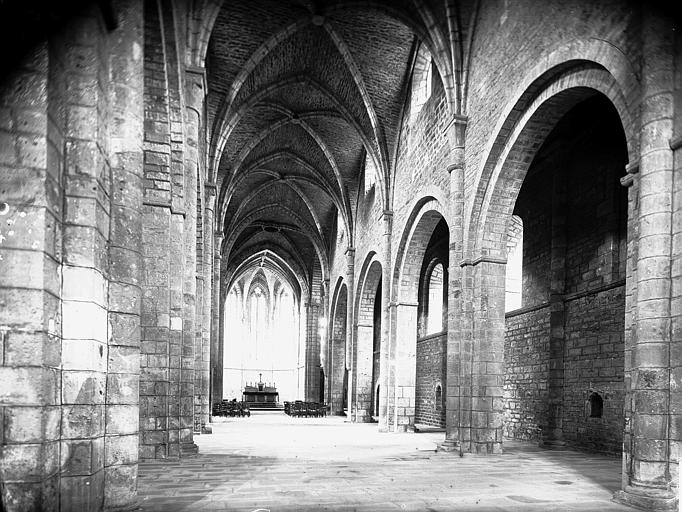 Eglise, nef vue de l'entrée