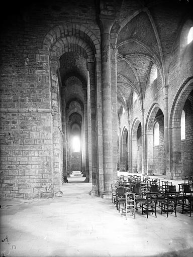 Eglise, bas-côté et nef