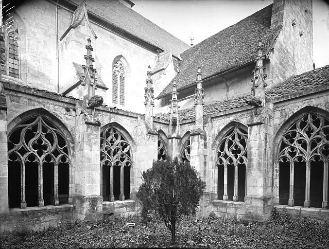 Cloître (petit) et cour, vue d'angle