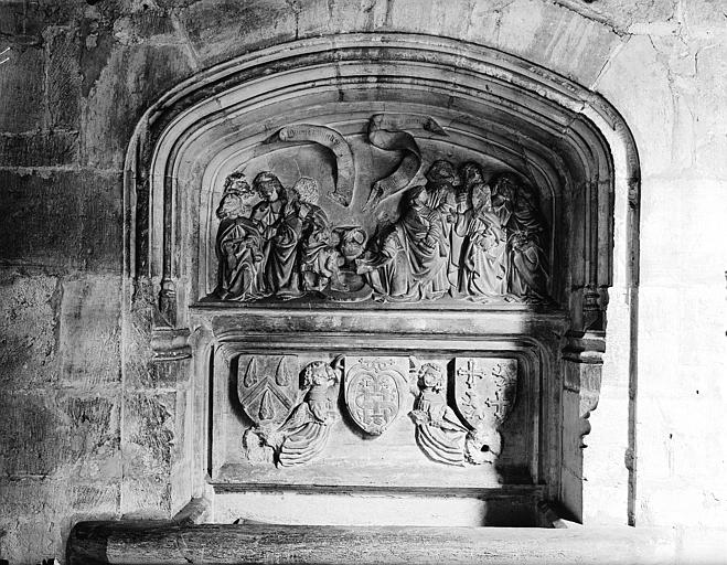 Petit cloître, fontaine à l'angle des galeries