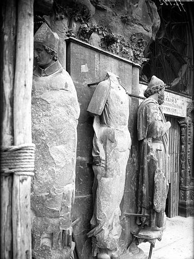 Façade ouest, portail gauche, statues