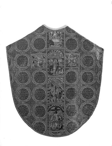 Trésor, chasuble, orfroisdu XIIIe siècle sur fond moderne