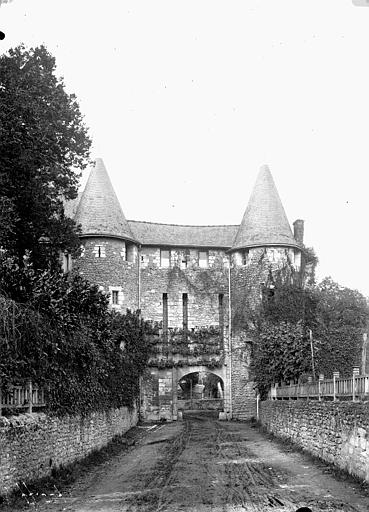 Bâtiments abbatiaux, porte d'entrée et deux tourelles