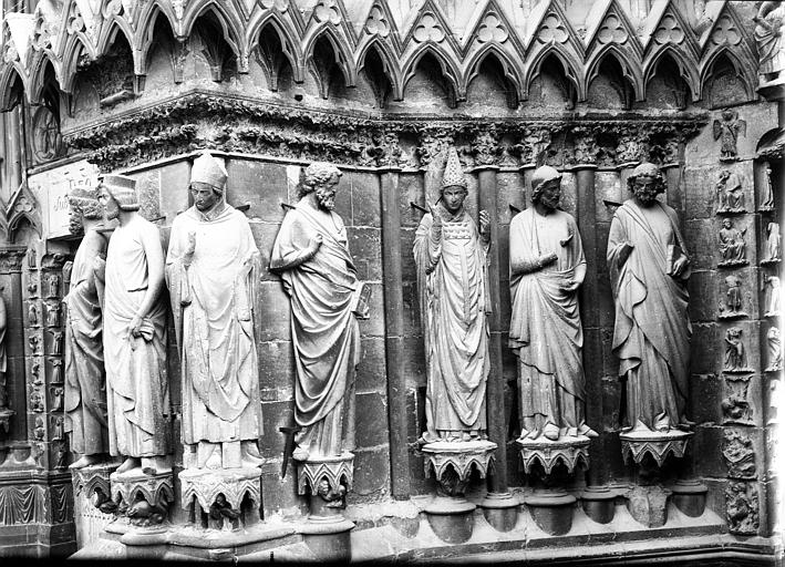 Façade ouest, portail, statues