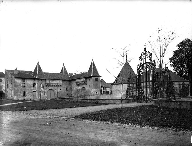 Grille, communs et entrée de l'ancien château