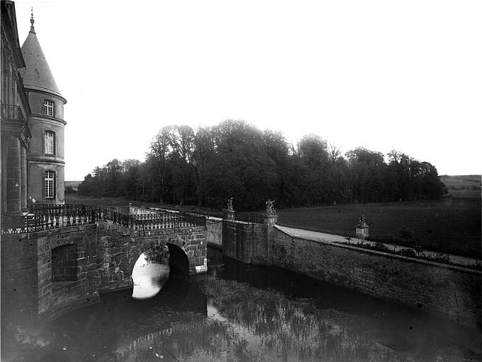 Terrasse, douves et parc, vers l'est