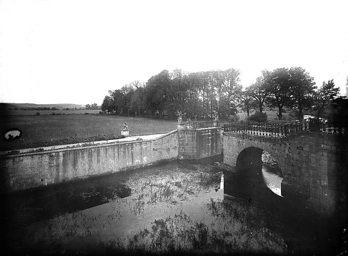 Terrasse, douves et parc, vers l'ouest